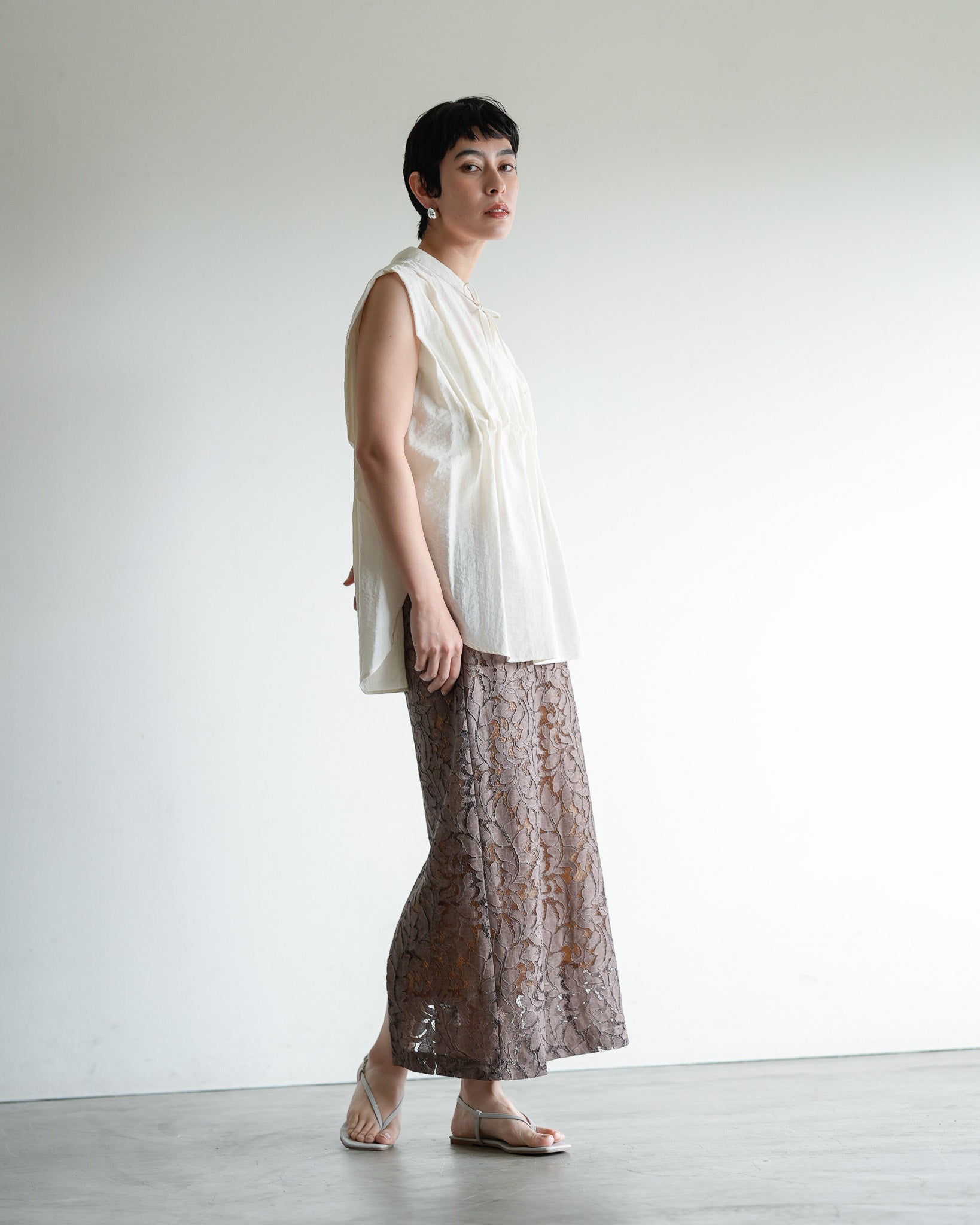 5/27発売]スモッキングノースリーブブラウス – Lallia Mù